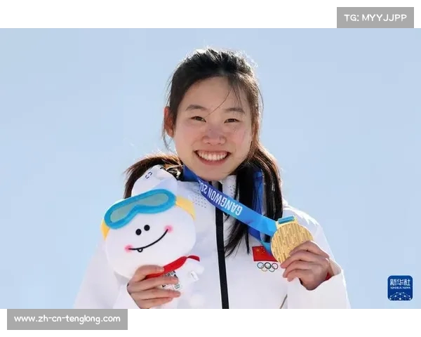 世界自由式滑雪锦标赛 U型场地女子决赛激烈角逐 选手们演绎精彩空中动作 世界自由式滑雪锦标赛 U型场地女子决赛激烈角逐 选手们演绎精彩空中动作